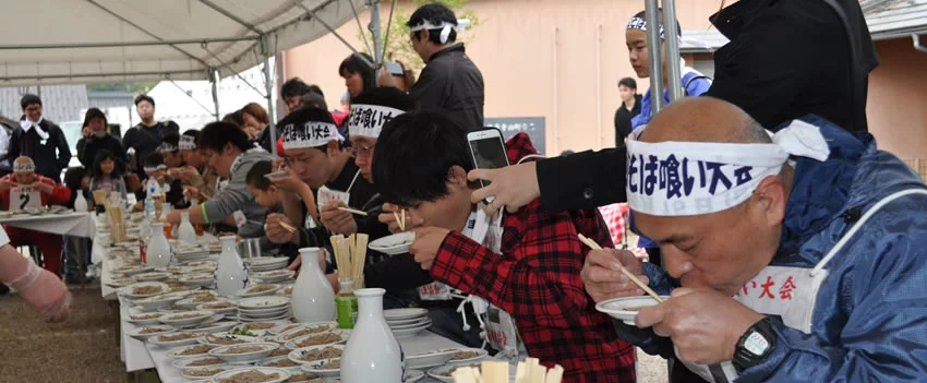 Centenas participam do animado concurso de comer Soba Izushi em Hyogo, Japão! Descubra os recordes e a tradição por trás desta saborosa competição cultural. 🍜🇯🇵
