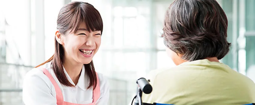 Crise no cuidado de idosos no Japão: alta idade média dos cuidadores e poucos jovens. História de estudante traz esperança para o setor.