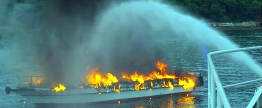 Incêndio em barco turístico no Japão mobiliza resgate rápido perto de Ogijima. Todos os passageiros e tripulantes foram salvos. Saiba mais sobre a segurança marítima em Takamatsu.