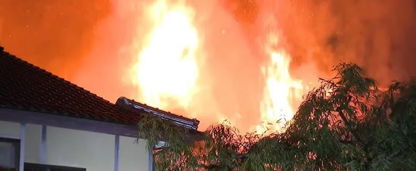 Notícia urgente de Hyogo: incêndio destrói ryokan em Kinosaki Onsen. Hóspedes evacuados, um ferido. Detalhes e impacto para amantes do Japão.