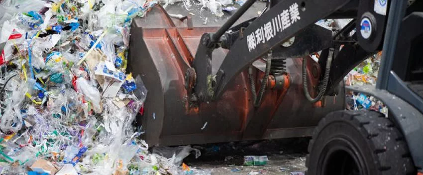 Equipe japonesa desenvolve peças automotivas internas com plástico reciclado de guarda-roupas. Avanço para sustentabilidade e economia! Saiba mais.