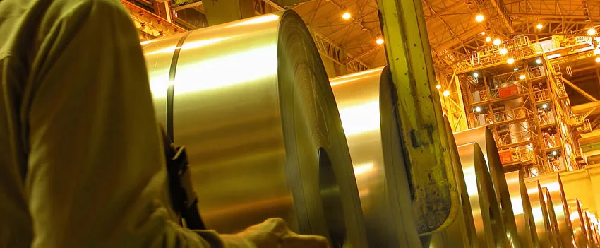 Análise do investimento de US$ 6 bilhões da Hyundai Steel nos EUA, suas motivações, preocupações de investidores e o contexto das tarifas comerciais entre EUA e Coreia do Sul.
