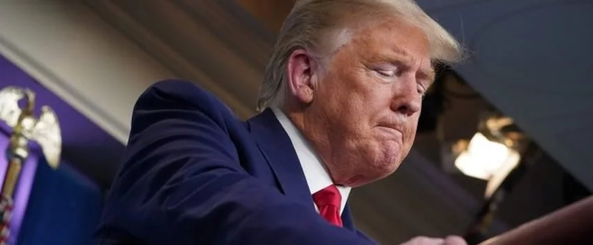 Japão cogita usar seus títulos do Tesouro dos EUA como trunfo em negociações com Washington. Entenda as implicações dessa estratégia para a economia global.