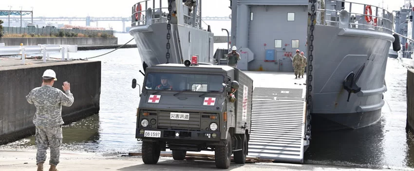 Japão sugere compra de equipamentos de defesa dos EUA para reduzir déficit comercial em meio a negociações tarifárias. Saiba mais sobre o impasse e a posição japonesa.