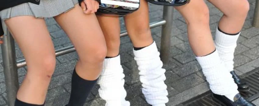Meias largas, febre nos anos 90, voltam com tudo em Tóquio! 🔥 Veja como a Geração Z revive a moda "Heisei retrô" em Harajuku. Clique e descubra essa tendência japonesa!