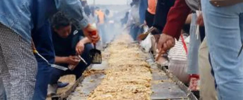 Um okonomiyaki gigante de mais de 100 metros de comprimento, preparado por 500 voluntários, conquistou o título de maior do mundo pelo Guinness World Records em Sanyo-Onoda, província de Yamaguchi.