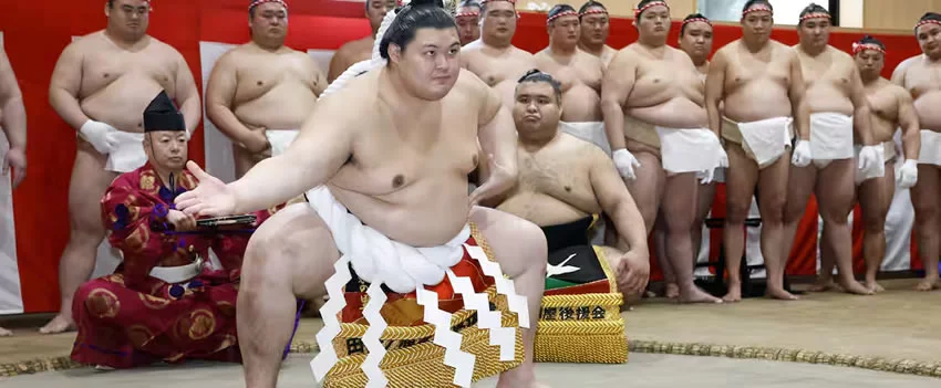 Onosato, o novo yokozuna, alcança a patente mais alta do sumô japonês em tempo recorde. Descubra a ascensão meteórica e o impacto deste fenômeno no esporte.