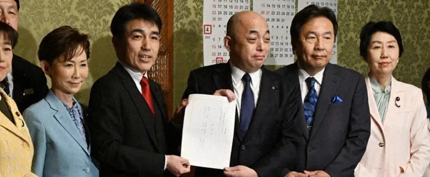 Partidos japoneses apresentam projetos de lei para permitir sobrenomes separados entre casais. Entenda as propostas e os desafios dessa reforma.