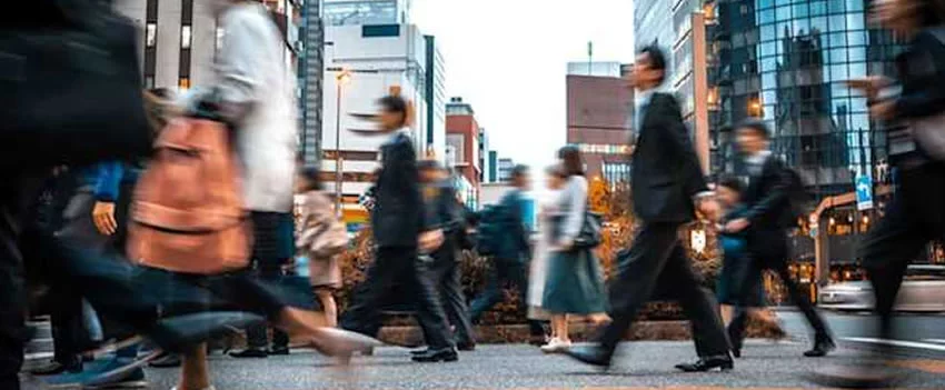A Panasonic anuncia reestruturação com corte de 10.000 empregos globalmente. Entenda os impactos financeiros e a nova estratégia da gigante japonesa.