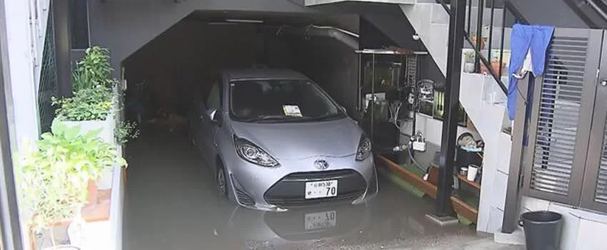 Rompimento de tubulação em Kyoto provoca desabamento e alagamento de ruas, evidenciando problemas de infraestrutura no Japão.
