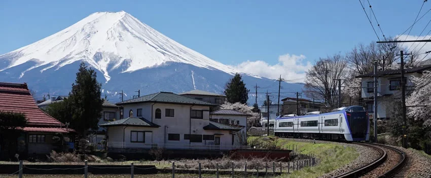 Descubra a magia da primavera japonesa em uma viagem de trem inesquecível ao Monte Fuji. Informações sobre o Fuji Excursion e Fujisan View Express.