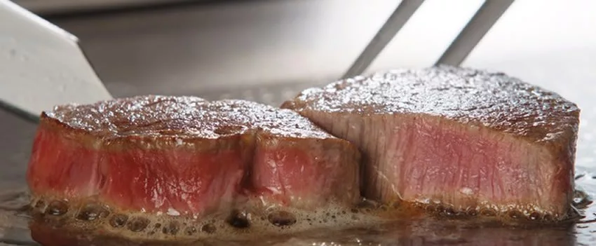 Um chef com tatuagens, inicialmente percebido como alguém ligado à Yakuza, revela sua profunda paixão pela carne Wagyu e pelo preparo de deliciosos bifes T-Bone, proporcionando um espetáculo aos clientes de seu restaurante.