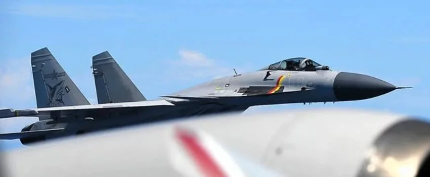 Descubra a escalada da tensão militar no Pacífico após caças chineses se aproximarem perigosamente de aviões japoneses. Saiba mais sobre a crescente assertividade militar da China e as implicações geopolíticas.
