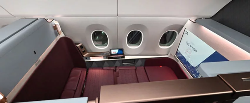 Descubra a experiência exclusiva na Primeira Classe JAL A350-1000. Luxo, culinária japonesa e suítes privativas aguardam você em seu próximo voo.