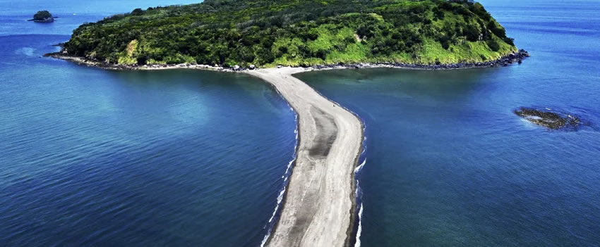 Banco de areia entre ilha e península atrai centenas de visitantes por dia em Ibusuki, Kagoshima, e emociona com sua beleza e história.