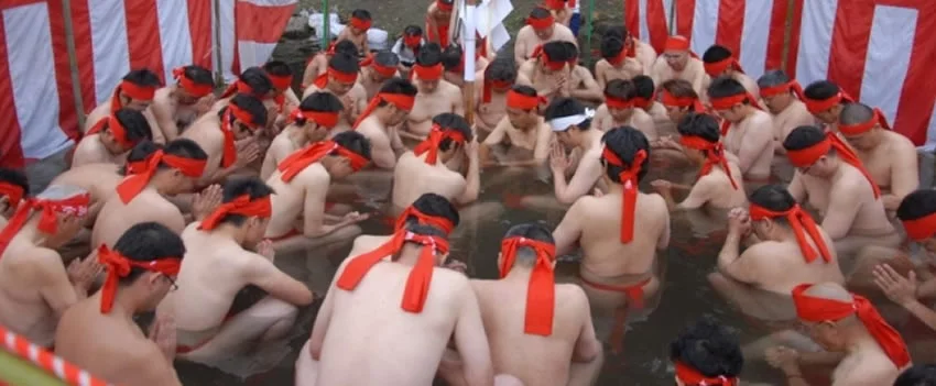 Participe do Festival Hekokaki em Kurume, Japão: homens de fundoshi celebram uma tradição milenar de oração por saúde e proteção.