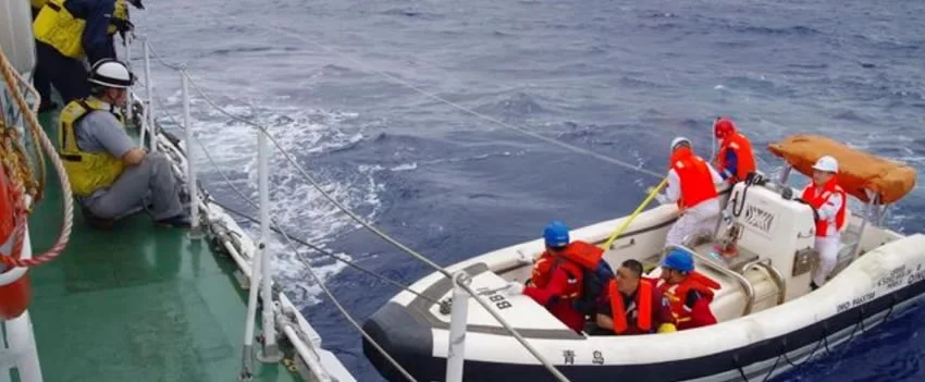 A Guarda Costeira Japonesa resgata tripulante chinês em águas contestadas, enquanto tensões aumentam com a crescente atividade naval chinesa no Mar da China Oriental.