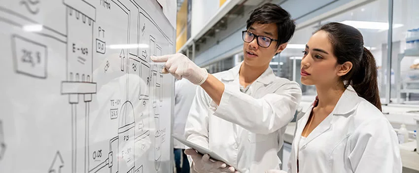 Japão investe ¥100 bi para atrair pesquisadores e liderar pesquisas em IA e semicondutores com salários altos e centros de excelência.
