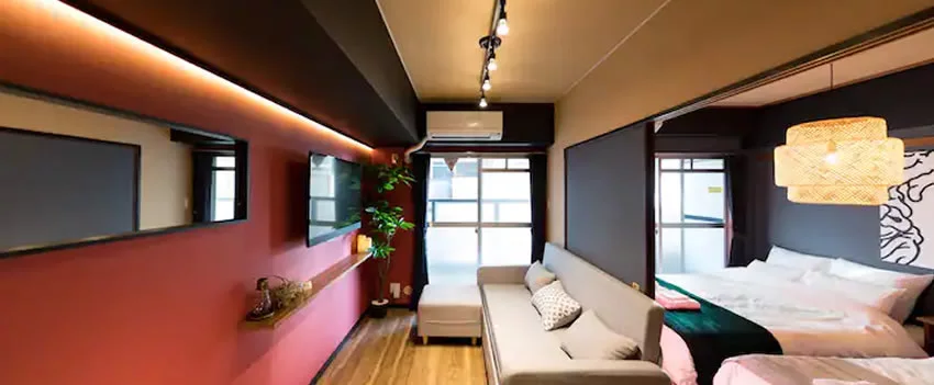 Descubra os desafios que os minpaku de zona especial em Osaka enfrentam com o crescimento do turismo. Entenda as tensões com moradores e as discussões sobre novas regulamentações.