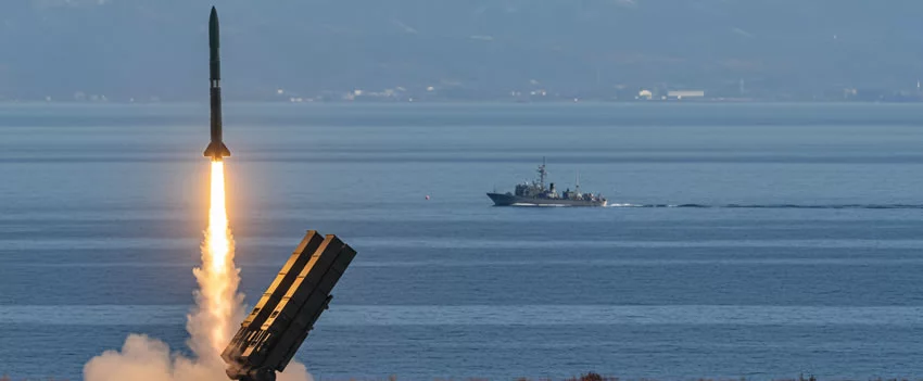 Descubra o teste inédito de míssil superfície-navio realizado no Japão pela GSDF. Entenda a importância desse avanço para a segurança e defesa do país.