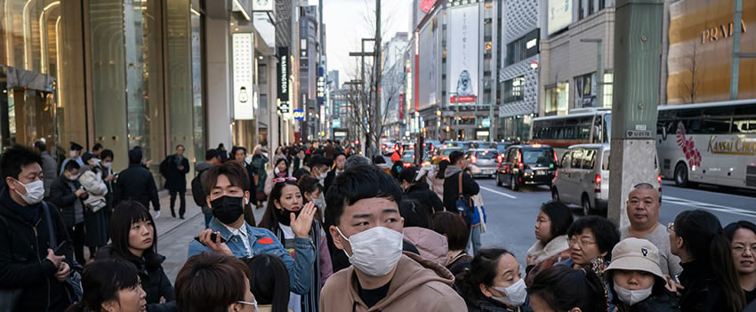 Descubra os debates políticos sobre imigração no Japão, explorando as visões dos partidos sobre residentes estrangeiros, do "zero ilegais" à coexistência multicultural.