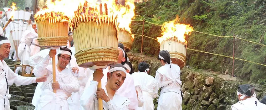 Experimente o Festival de Fogo Nachi em Wakayama, um espetáculo de chamas e tradição no Japão. Conheça este ritual sagrado e suas tochas gigantes.