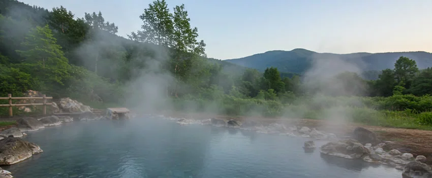 Descubra como a Pousada Niseko Goshiki Onsen em Hokkaido foi forçada a suspender operações após a descoberta de banhos termais ilegais. Saiba mais sobre o incidente.