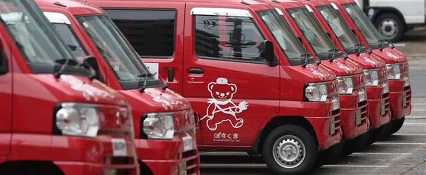 A Japan Post enfrenta crise por inspeções veiculares inadequadas, ameaçando mais de 30.000 veículos e as entregas Yu-Pack. Entenda o impacto na logística japonesa.
