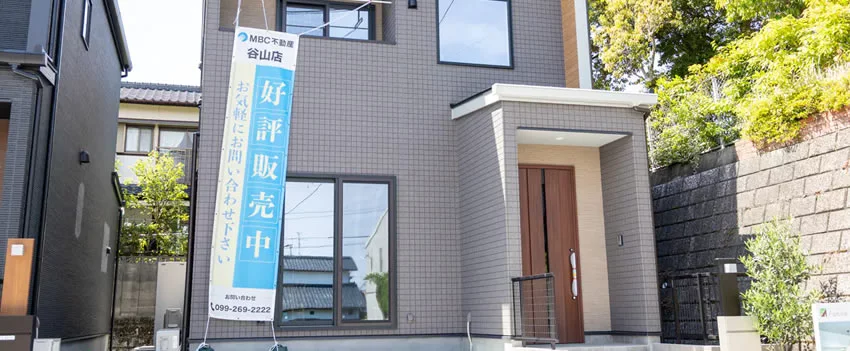 Descubra o debate no Japão sobre restrições à compra de imóveis por estrangeiros. Saiba como os partidos políticos propõem regulamentar o mercado.