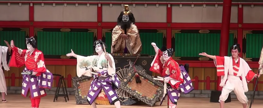 Descubra Sugawara Denju Tenarai Kagami, uma obra-prima do kabuki sobre lealdade e segredos da caligrafia. Mergulhe na cultura japonesa e na história de Sugawara no Michizane.