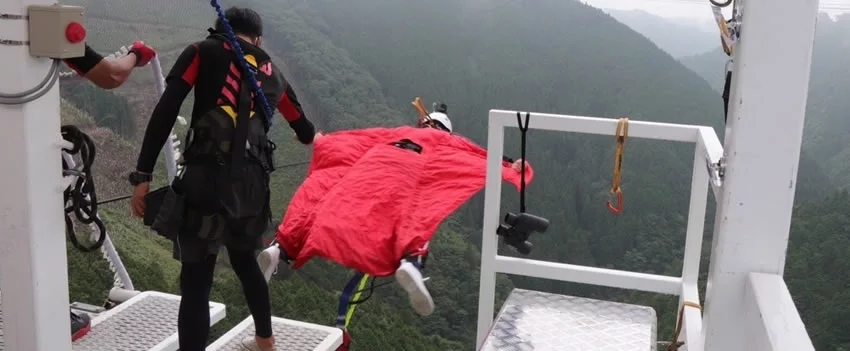 Salte 215 m no Gifu Bungee, o mais alto do Japão. Viva adrenalina, veja paisagens incríveis e ganhe 10 000 ien de desconto no próximo salto.