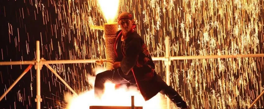 Festival ardente em Saga com fogos portáteis inspira comunidade japonesa em exibição vibrante e tradicional, focando técnica ancestral e união local.
