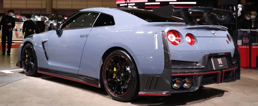 A Nissan encerrou a produção do icônico R35 GT-R. Saiba por que o lendário carro esportivo saiu de linha e descubra os planos da marca para o futuro do modelo.