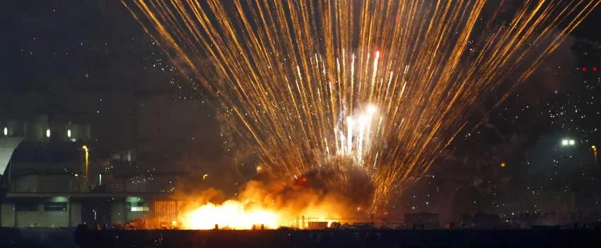 Um grave incêndio em festival de fogos de artifício em Yokohama interrompeu o show e forçou trabalhadores a pularem no mar. Saiba tudo sobre o acidente e a investigação.