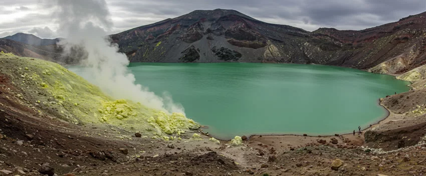 A Agência Meteorológica do Japão eleva o alerta vulcânico no Monte Kusatsu-Shirane para Nível 2. Saiba mais sobre as restrições de acesso e riscos na cratera Yugama.