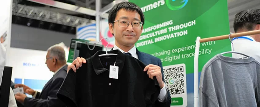 Moda japonesa sustentável usa QR codes para apoiar agricultores africanos e promover rastreabilidade na produção de roupas.
