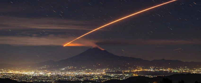 Objeto brilhante no céu japonês surpreende moradores; fenômeno pode ter sido uma bola de fogo ou meteorito.