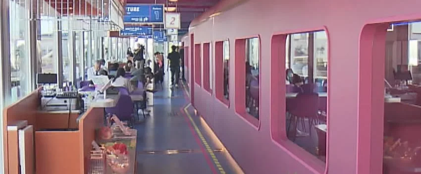 Restaurante transforma antigo trem em experiência gastronômica futurista em Kyoto com arte imersiva e culinária exclusiva.