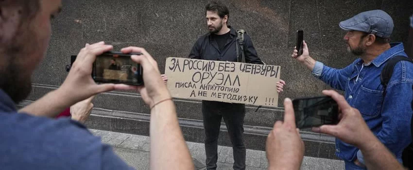 Rússia endurece controle online com bloqueios, vigilância e lei que criminaliza buscas na internet. Entenda os riscos e estratégias do Kremlin.