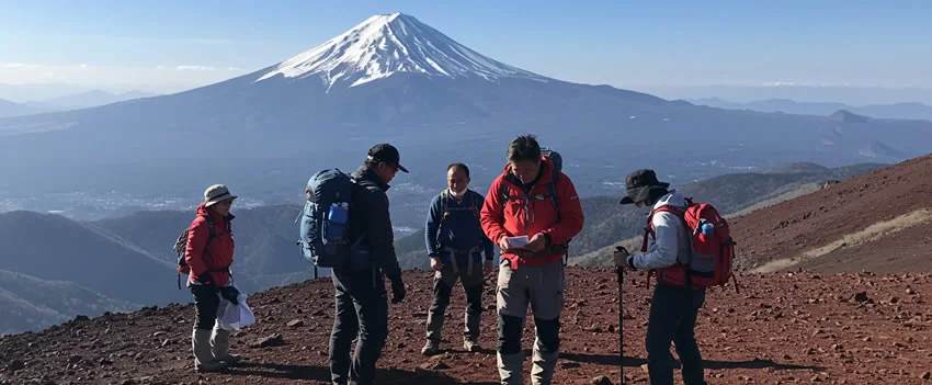 Morte no Monte Fuji: Alpinista de 75 anos falece na Trilha Yoshida. Um alerta sobre os riscos e a importância da segurança na escalada da montanha mais famosa do Japão.