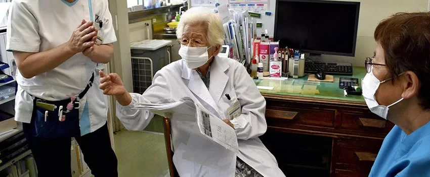 Conheça Teru Kasamatsu, a médica centenária de Wakayama que personifica a dedicação à saúde local, atendendo pacientes com paixão e vitalidade. Um exemplo inspirador!
