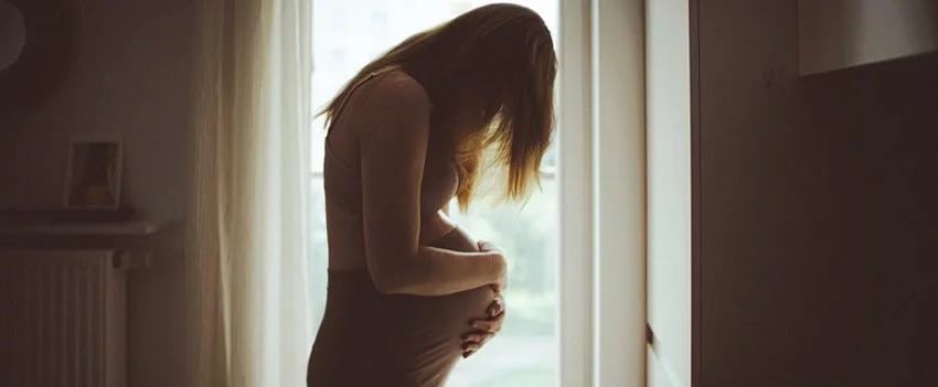 Suicídio materno no Japão revela riscos na gravidez e pós-parto. Entenda os dados e ações de apoio à saúde mental.