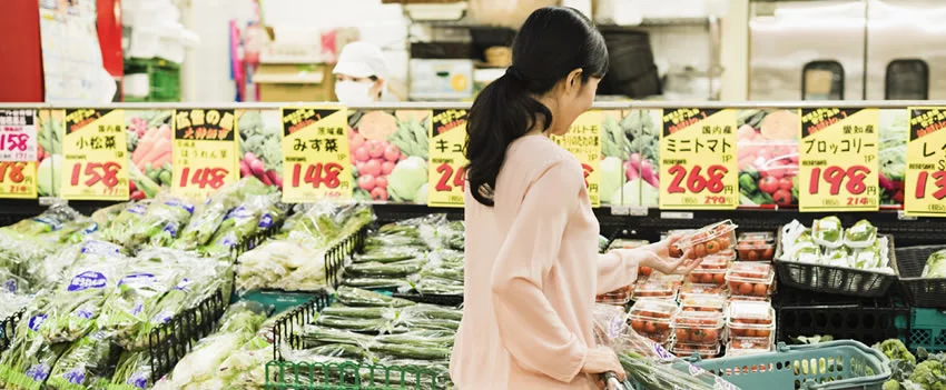 Descubra como o aumento de preços no Japão em mais de 3.000 itens de alimentos e bebidas impacta a economia e as famílias.