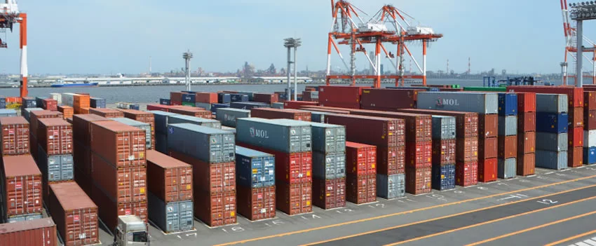 As exportações japonesas caíram 13,8% em agosto, caindo pelo 5º mês. Entenda o impacto das tarifas dos EUA no comércio Japão EUA e na economia global.