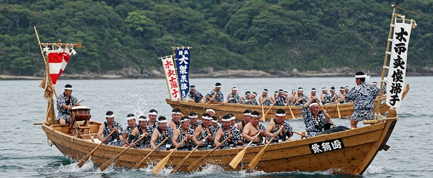 Reviva a história com a corrida de barcos históricos em Innoshima, Hiroshima! Homenagem ao clã Murakami Suigun, os "piratas gentis" do Mar de Seto. Imperdível.