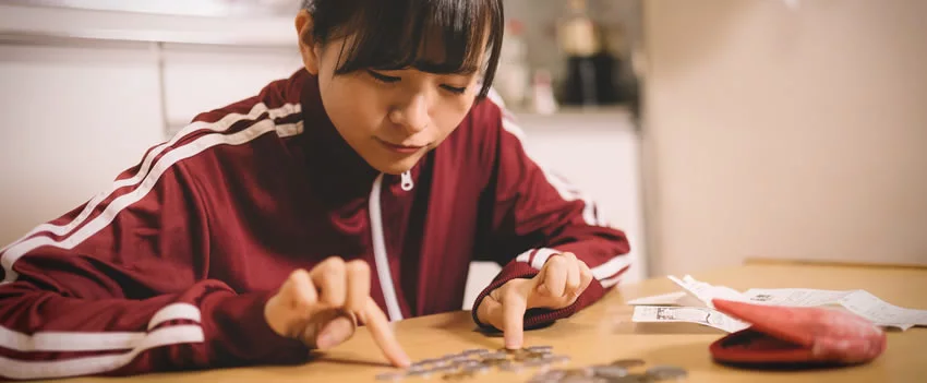 Descubra como a estagnação salarial e lucros recordes aprofundam a desigualdade no Japão. Entenda a 'subclasse' e as soluções para um futuro mais equitativo.