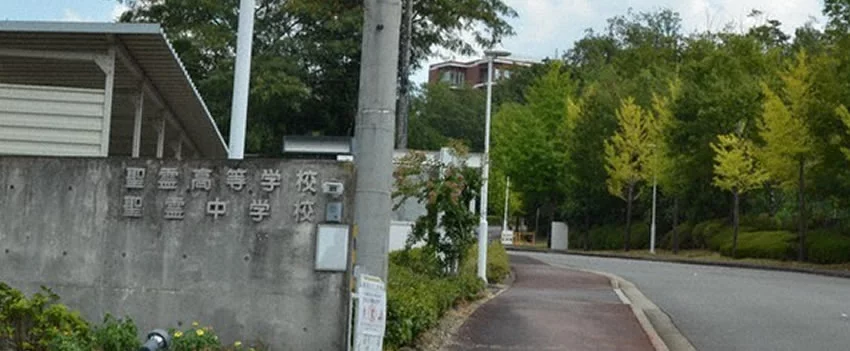 Estudante japonesa comete suicídio e escola informa acidente. Caso levanta debate sobre saúde mental e ética educacional no Japão.