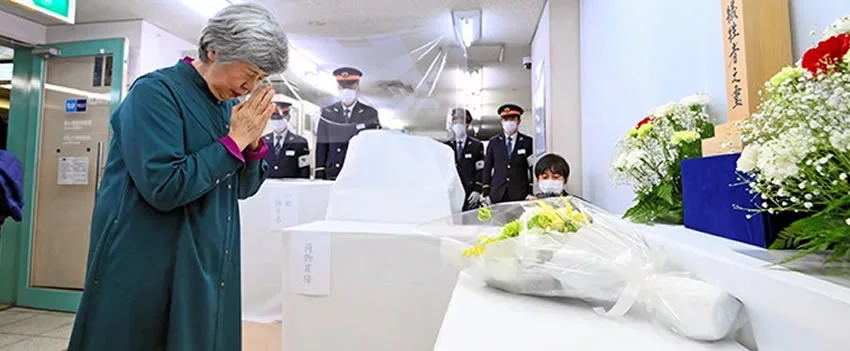 Fotos de Shoko Asahara, fundador do Aum Shinrikyo, e seu filho, o segundo líder do Aleph, estão sendo exibidas em instalações do Grupo Sucessor Aum Shinrikyo, levantando preocupações sobre a persistência de sua ideologia.