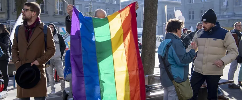 Decisão histórica no Japão declara exigência de cirurgia para mudança legal de gênero inconstitucional, removendo barreiras para pessoas trans. Entenda o impacto da nova lei. (159 caracteres)