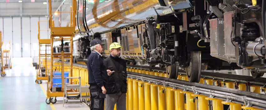 Hitachi inaugura fábrica de trens nos EUA com investimento bilionário, geração de empregos e alta tecnologia para modernizar a infraestrutura.